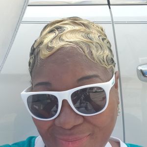 Meet your Posher, Larissa